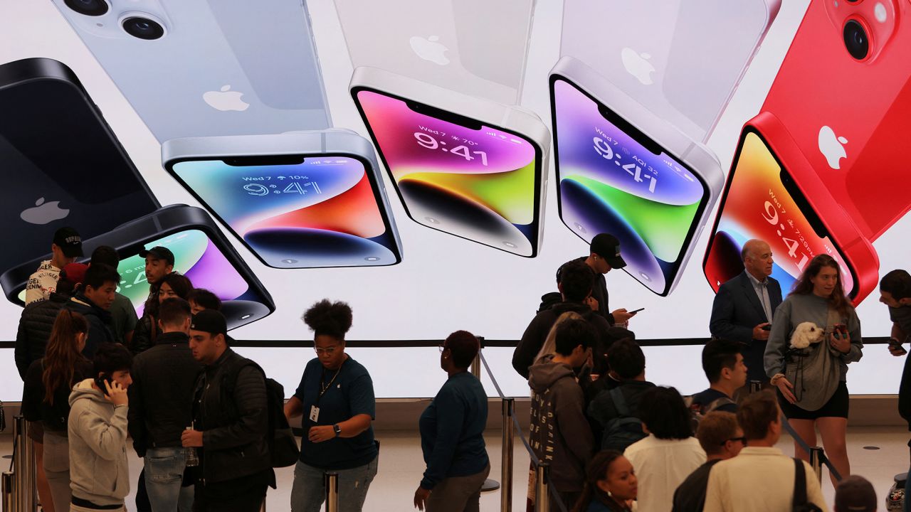 Customers queue at the Apple Fifth Avenue store for the release of the Apple iPhone 14 range in Manhattan, New York, on September 16, 2022.